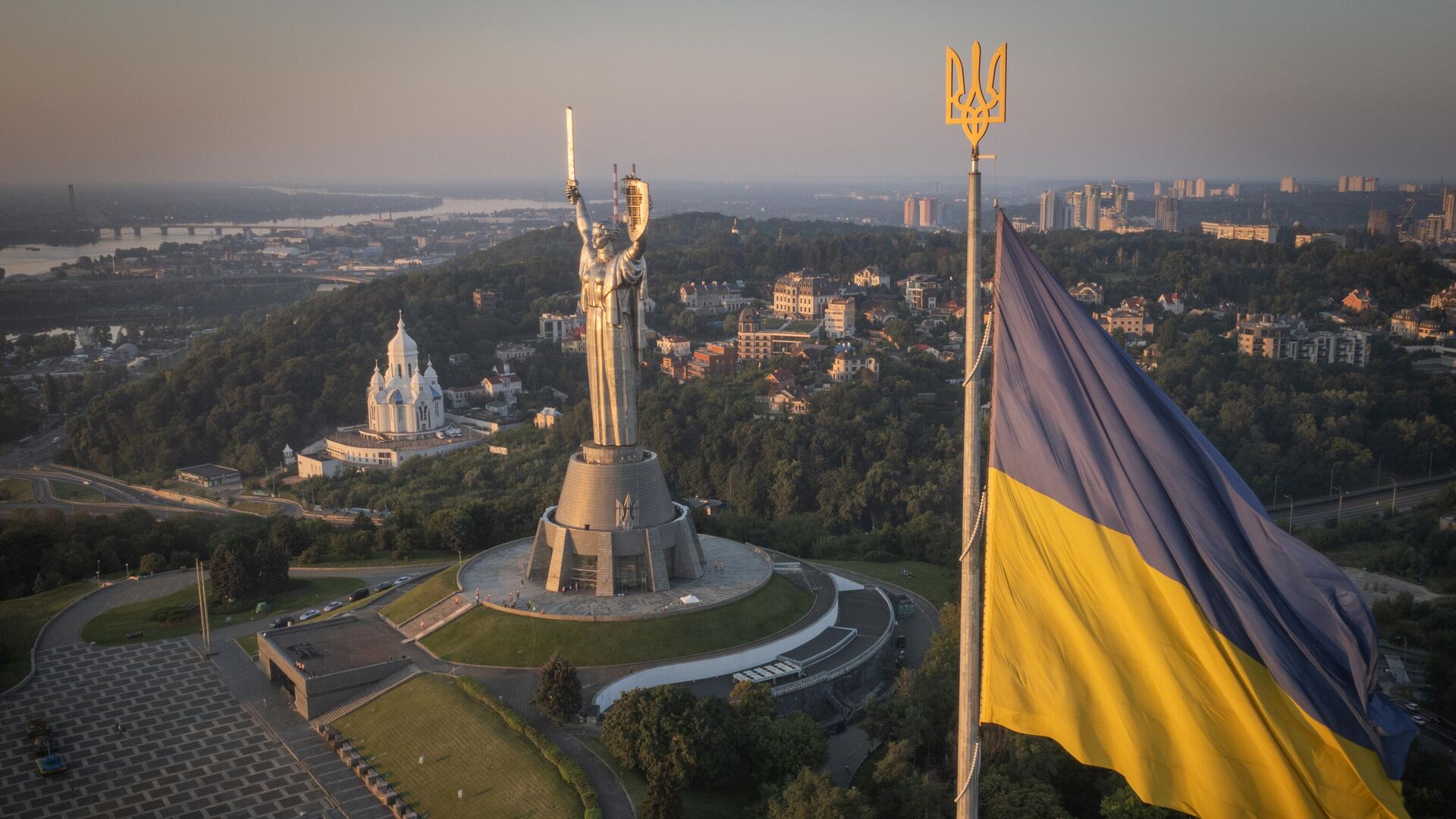 Около десяти стран готовы направить войска на Украину, пишет Bloomberg
